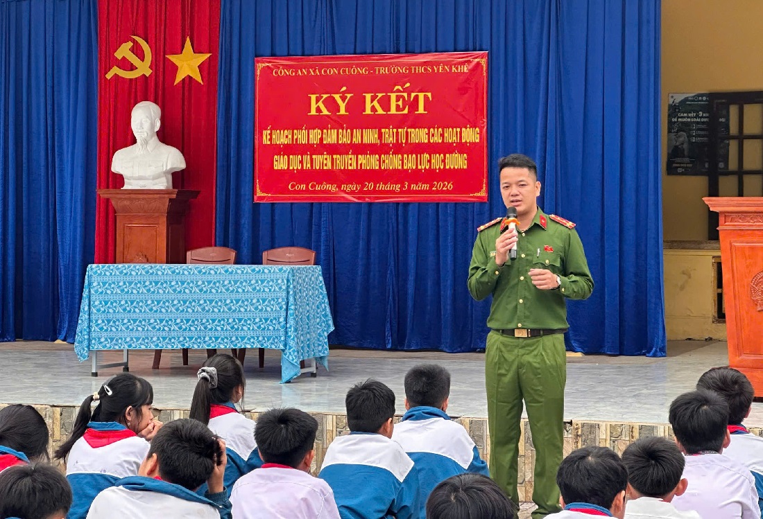 Công an xã tuyên truyền, phổ biến pháp luật cho học sinh