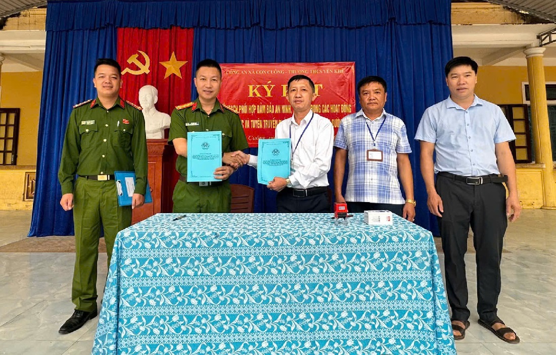 Công an xã Con Cuông và Trường THCS Yên Khê ký kết quy chế phối hợp