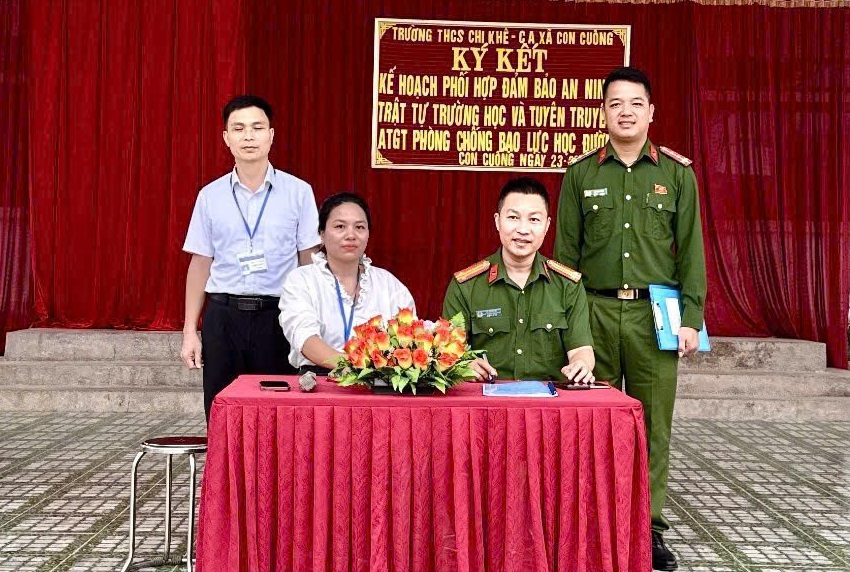 Công an xã Con Cuông và Trường THCS Chi Khê ký kết quy chế phối hợp