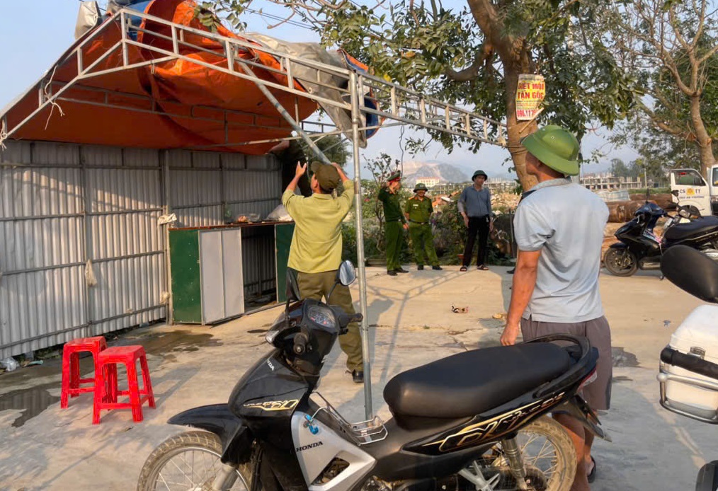 Tháo dỡ công trình, lều quán, nhà tạm dựng trái phép