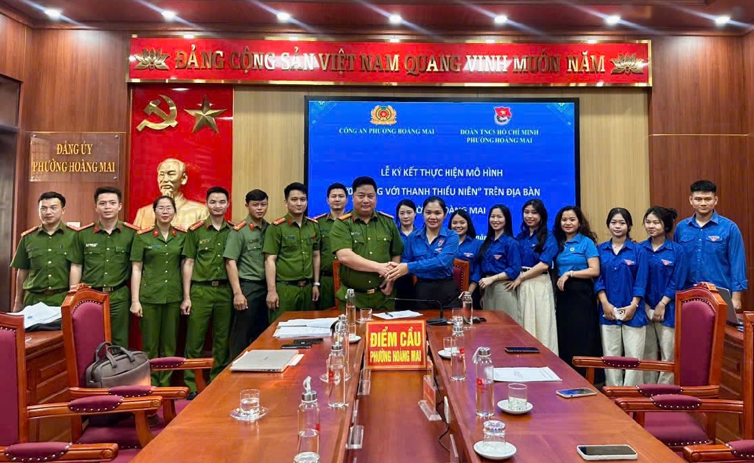 Công an phường Hoàng Mai phối hợp Đoàn phường ký kết thực hiện mô hình “3 cùng với thanh, thiếu niên”