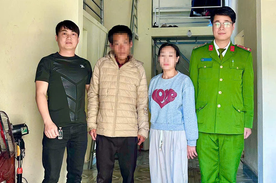 Công an phường Quỳnh Mai bàn giao anh H.Đ.L. cho gia đình (che mặt 2 người đứng giữa)