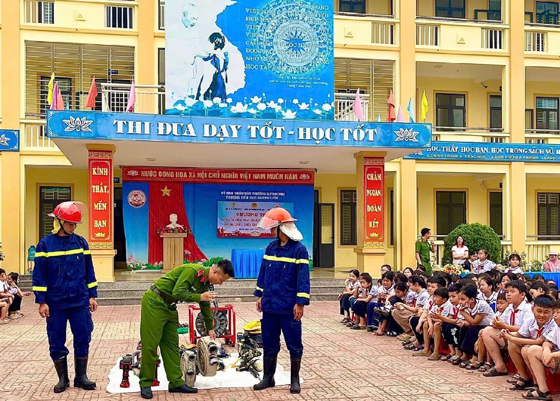 Cảnh sát PCCC và CNCH tuyên truyền nội dung liên quan đến PCCC và CNCH cho học sinh