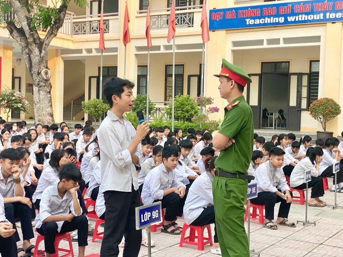 Học sinh hào hứng trả lời câu hỏi	