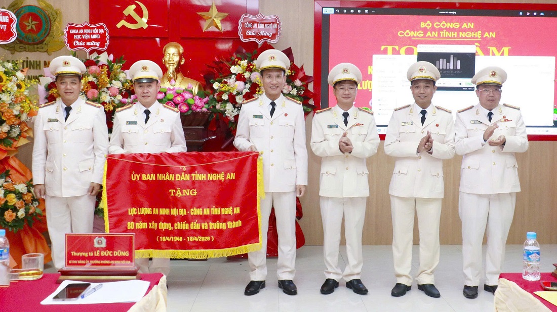 Đại tá Trần Ngọc Tuấn, Phó Giám đốc Công an tỉnh trao bức trướng “Lực lượng An ninh nội địa Công an tỉnh Nghệ An 80 năm xây dựng, chiến đấu và trưởng thành” của UBND tỉnh tặng.