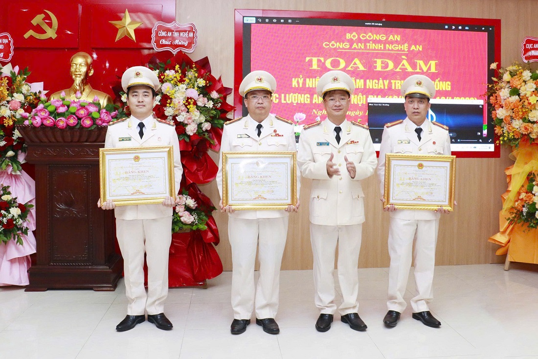 Trao tặng bằng khen, giấy khen cho tập thể, cá nhân đạt thành tích xuất sắc