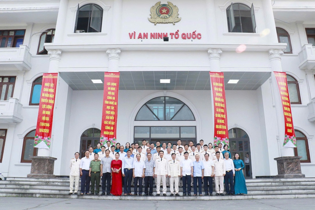 Đại biểu và cán bộ Phòng An ninh nội địa chụp ảnh lưu niệm