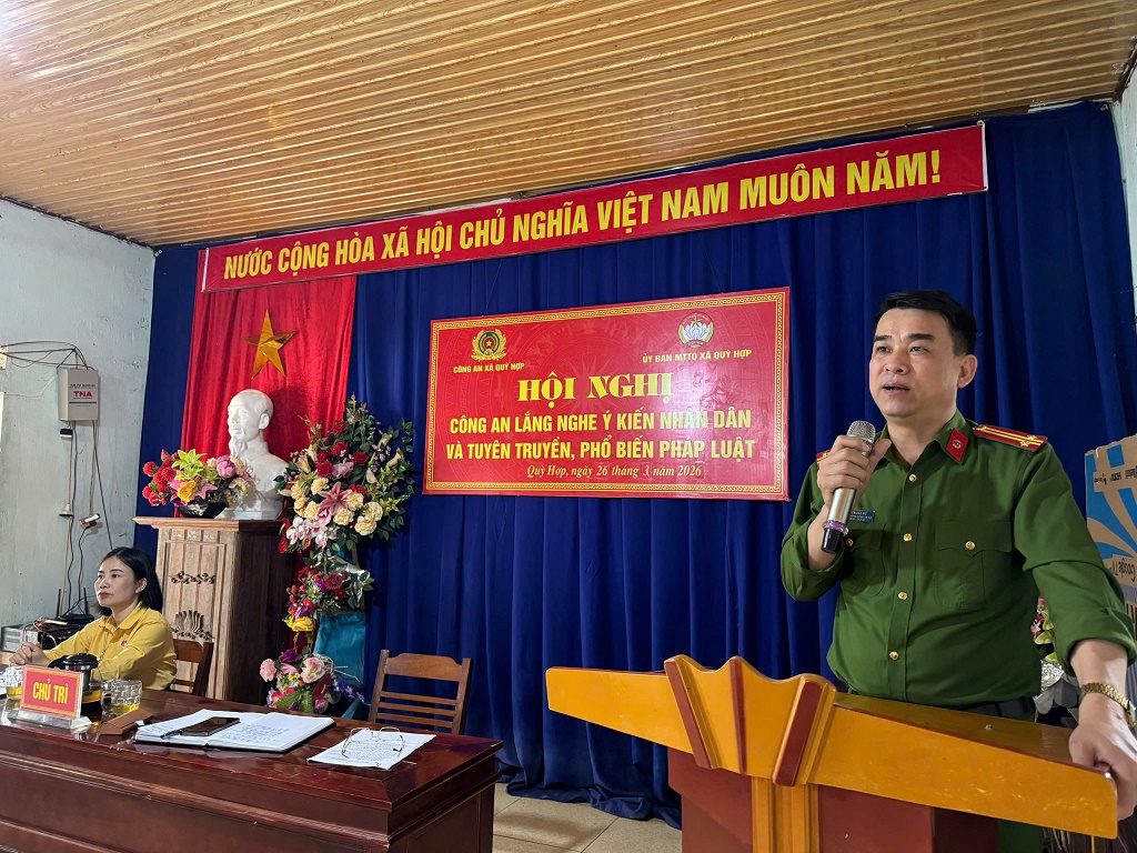 Công an xã tuyên truyền pháp luật, trao đổi với người dân
