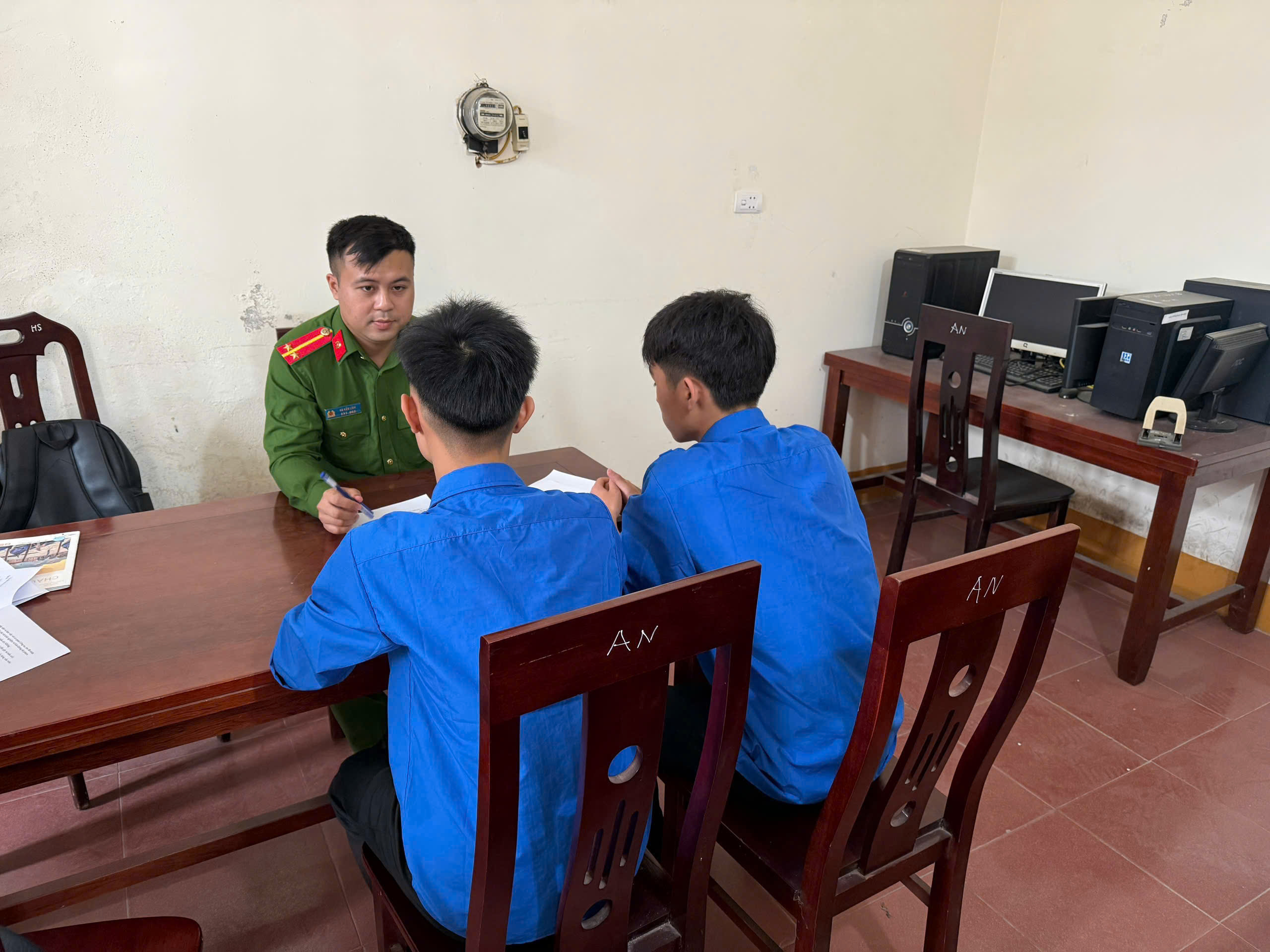 Công an xã Quế Phong làm việc với L.Đ.P và V.T.T