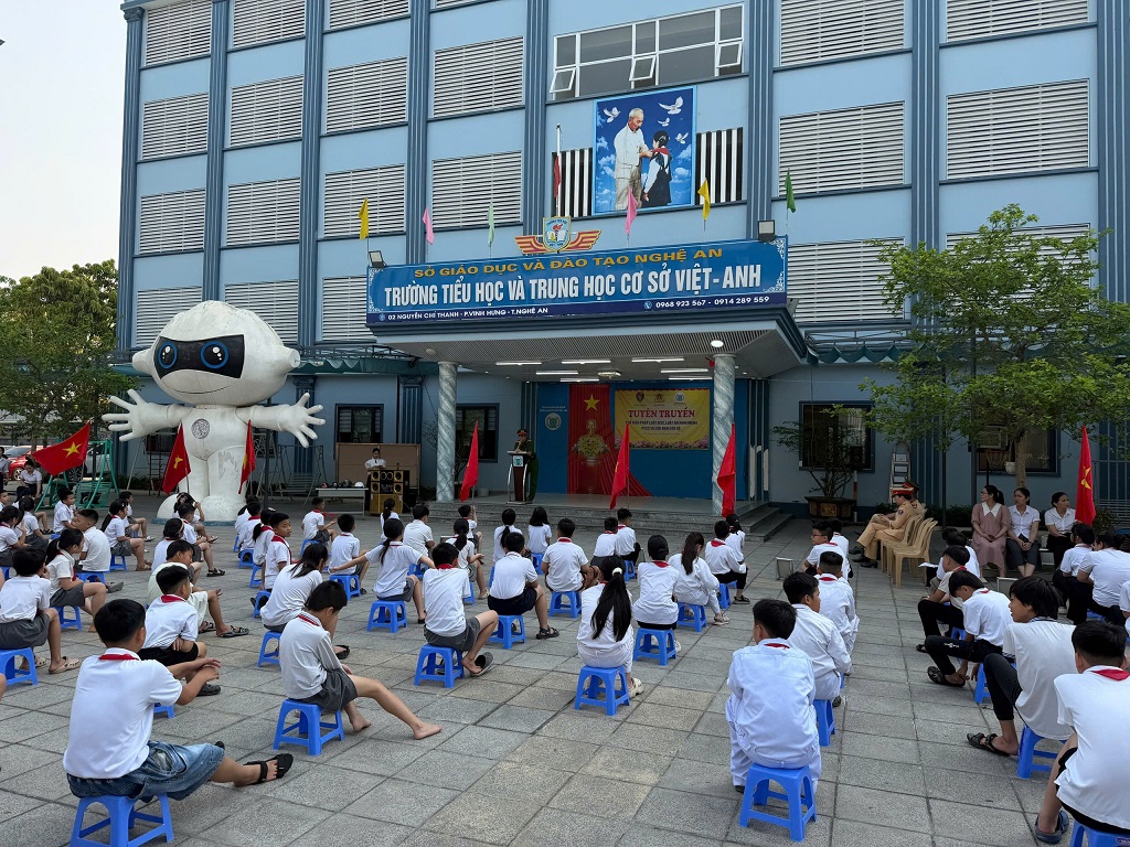 Công an phường Vinh Hưng phối hợp với Đội CSGT số 4, Phòng Cảnh sát giao thông tuyên truyền cho học sinh bằng hình thức trực quan, giúp học sinh dễ hiểu, dễ nhớ