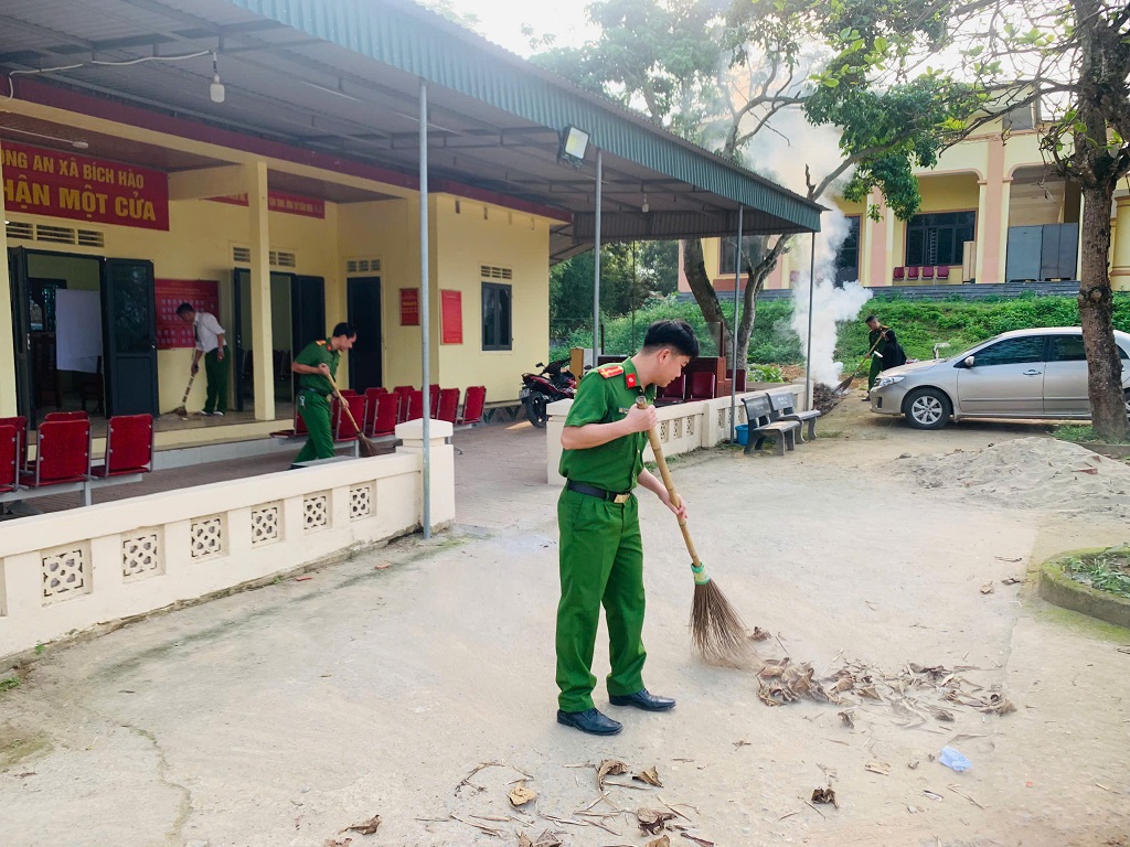 Đoàn viên, thanh niên Công an xã Bích Hào tham gia hoạt động “Ngày Chủ nhật xanh”