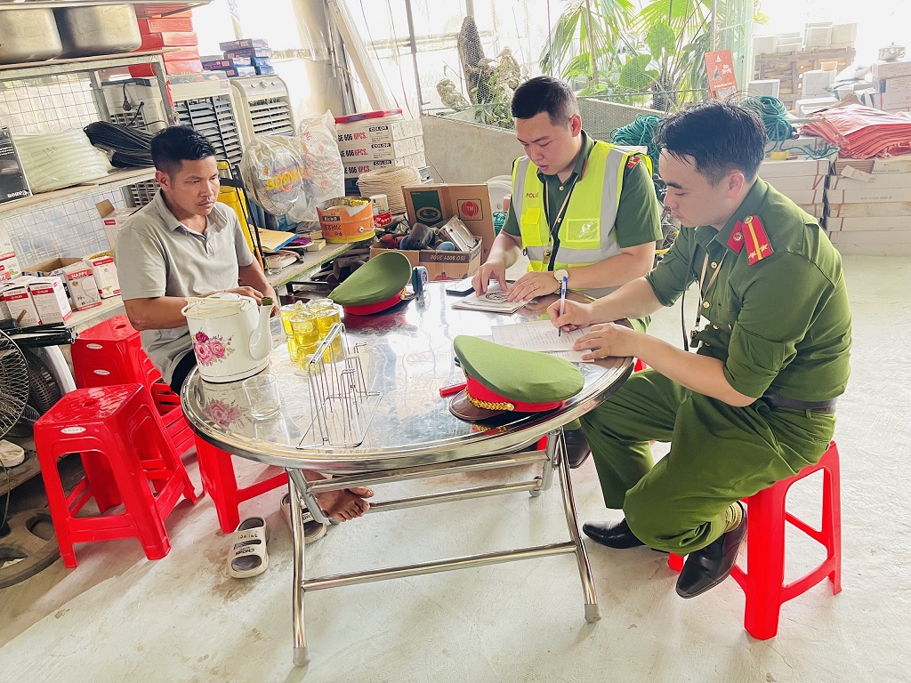  Công an xã Chiêu Lưu tổng rà soát xe tải tự đổ và xe sơmi rơ mooc từ 15 tấn trở lên