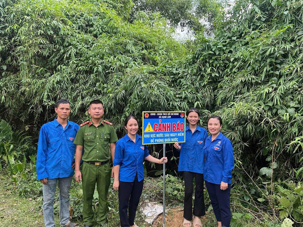  Công an xã Hạnh Lâm phối hợp với Đoàn Thanh niên xã tổ chức cắm biển cảnh báo tại khu vực xóm 1