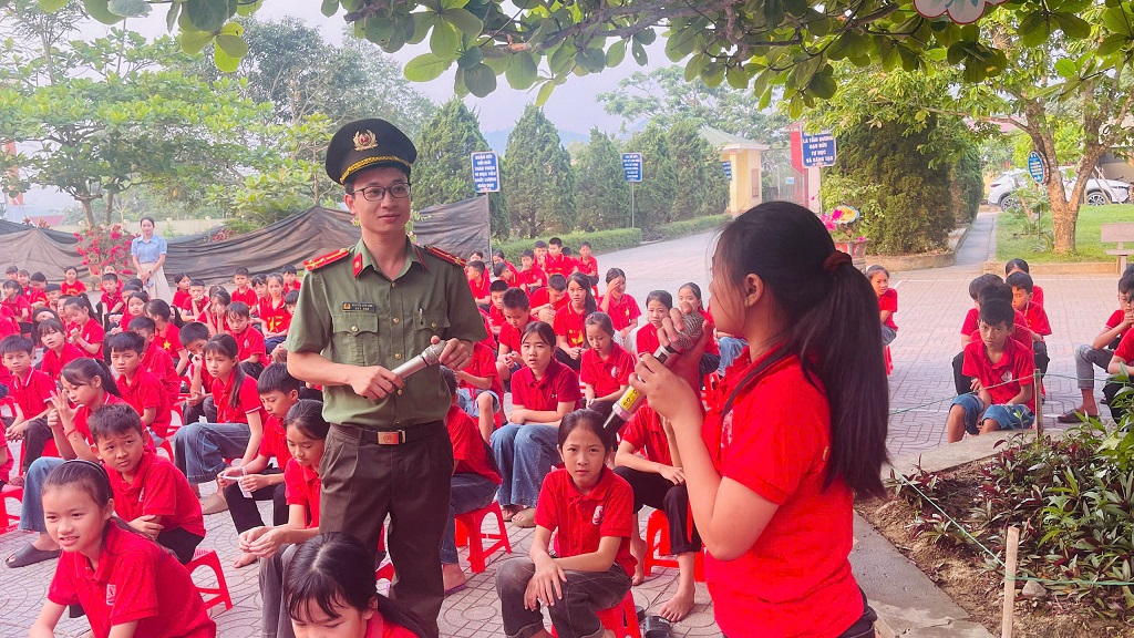 Công an xã Hoa Quân phối hợp với Đoàn Thanh niên xã tuyên truyền với hình thức dễ hiểu, dễ nhớ 