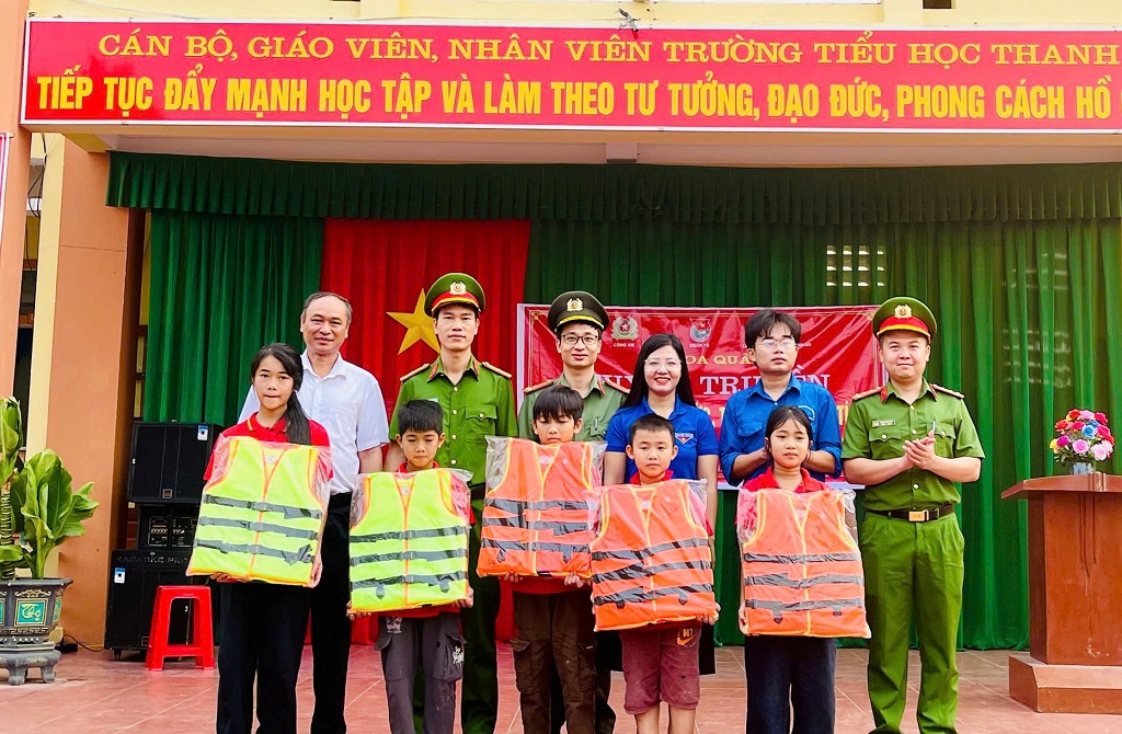 Ban tổ chức trao áo phao tặng học sinh có câu trả lời chính xác