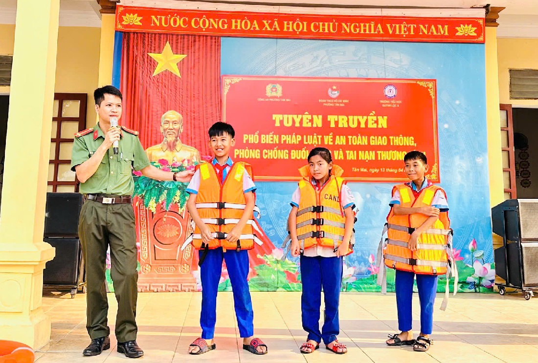 Công an phường hướng dẫn học sinh kỹ năng phòng tránh đuối nước