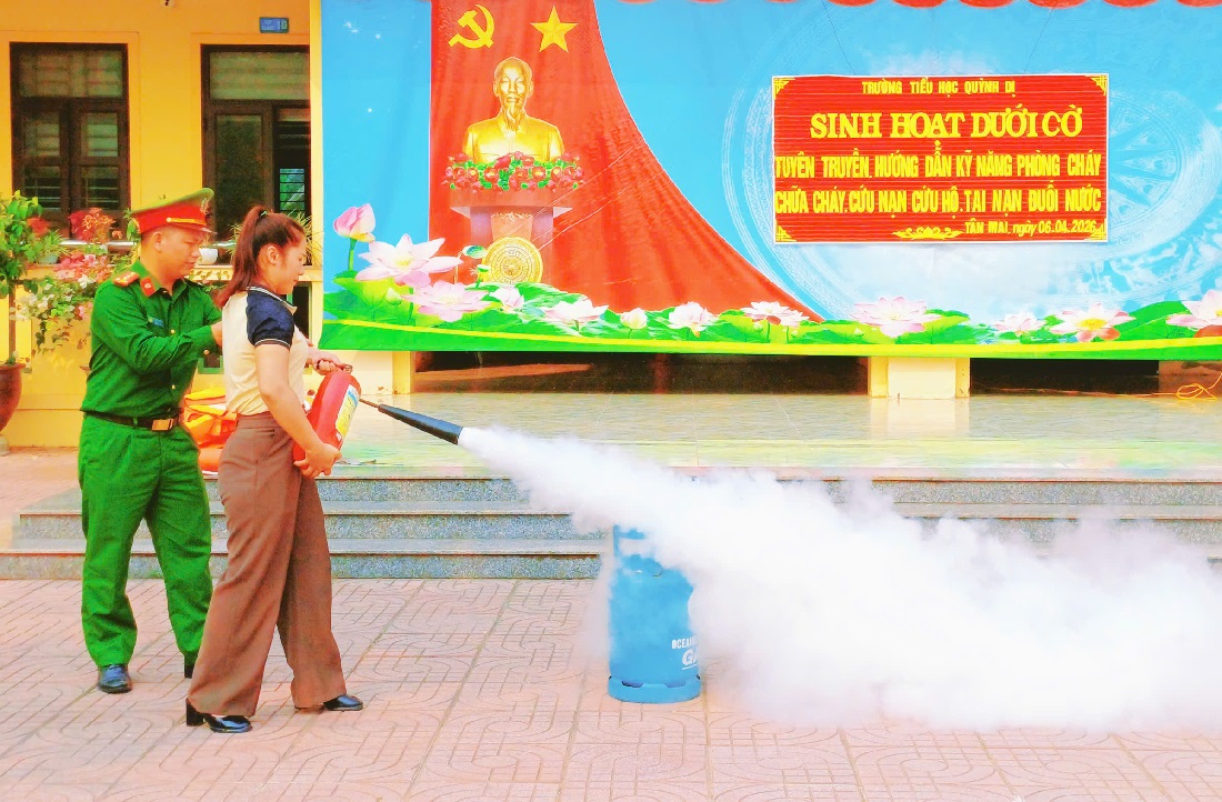 Công an phường hướng dẫn học sinh và giáo viên kỹ năng phòng cháy, chữa cháy