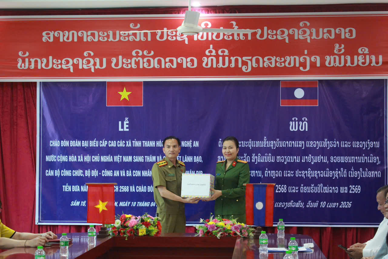 Đại diện Công an xã Thông Thụ tặng quà Tết Công an huyện Xăm Tẩy