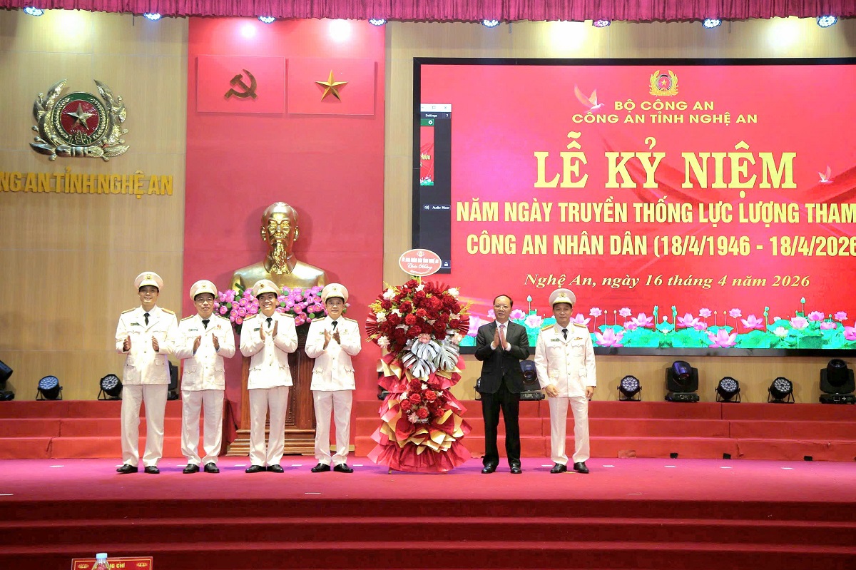 Lãnh đạo UBND tỉnh tặng hoa chúc mừng lực lượng Tham mưu Công an Nghệ An