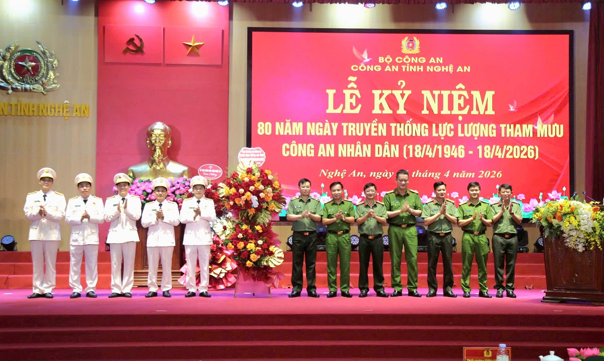 Ban Thường vụ Đảng ủy, Lãnh đạo Công an tỉnh tặng hoa chúc mừng lực lượng Tham mưu Công an Nghệ An