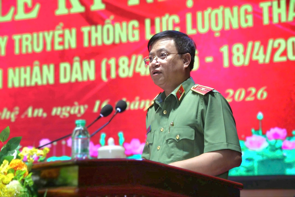 Đồng chí Thiếu tướng Đinh Việt Dũng - Ủy viên Ban Thường vụ Tỉnh ủy, Bí thư Đảng ủy, Giám đốc Công an tỉnh phát biểu tại buổi lễ