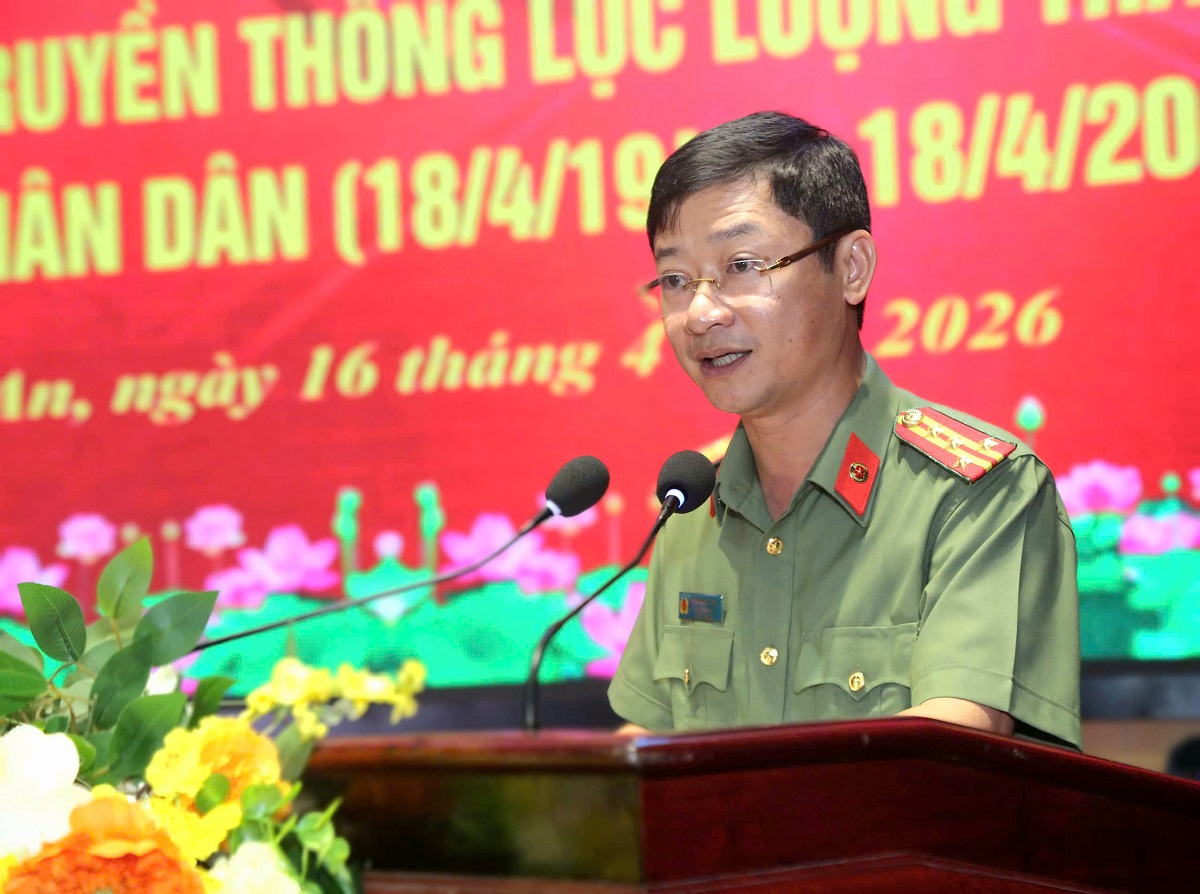 Đồng chí Đại tá Trần Ngọc Tuấn, Ủy viên Ban Thường vụ Đảng ủy, Phó Giám đốc Công an tỉnh phát biểu tại buổi lễ