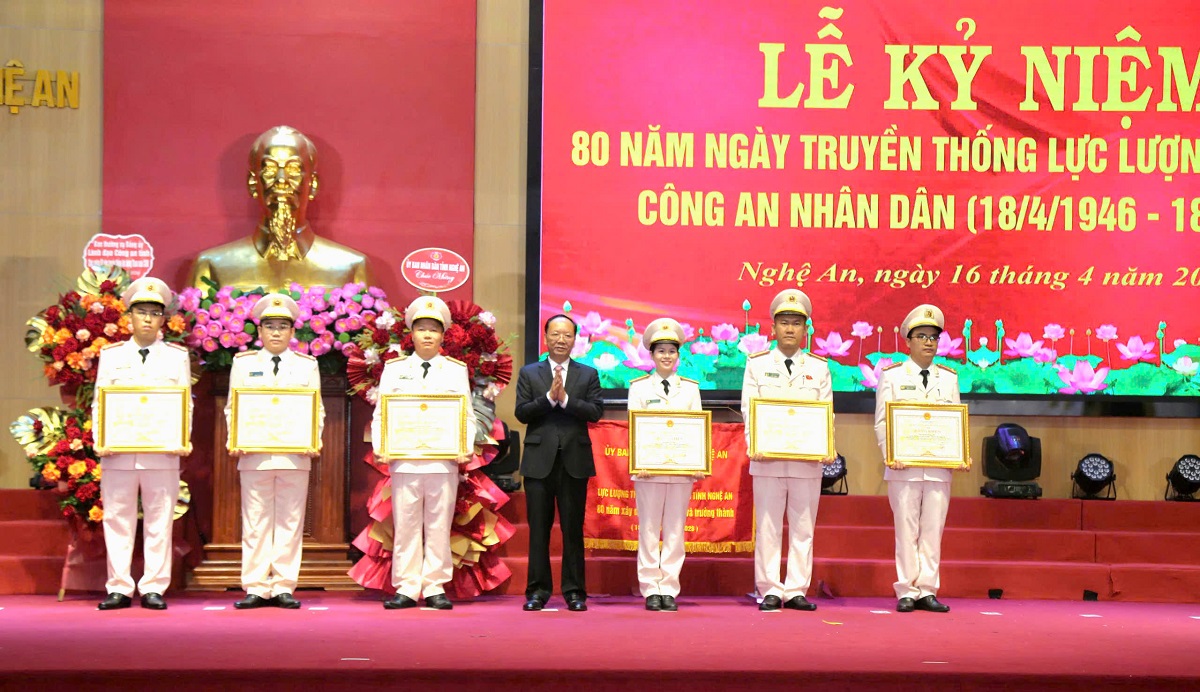 Đồng chí Bùi Thanh An, Ủy viên Ban Thường vụ Tỉnh ủy, Phó Chủ tịch Thường trực UBND tỉnh trao Bằng khen của Chủ tịch UBND tỉnh tặng 06 cá nhân có nhiều thành tích trong xây dựng và phát triển lực lượng Tham mưu Công an tỉnh Nghệ An, góp phần phục vụ công tác bảo đảm ANTT trên địa bàn tỉnh