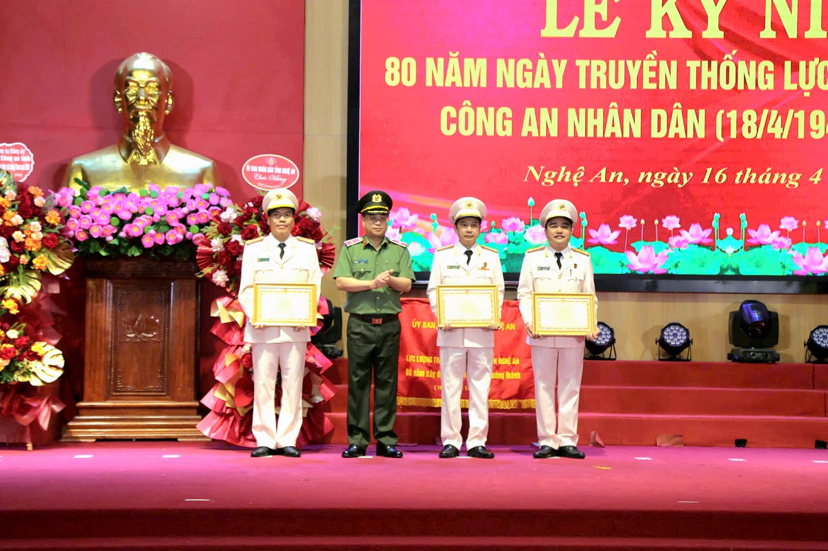 Đồng chí Thiếu tướng Đinh Việt Dũng - Ủy viên Ban Thường vụ Tỉnh ủy, Bí thư Đảng ủy, Giám đốc Công an tỉnh trao Bằng khen của Bộ Công an tặng 01 tập thể, 02 cá nhân về thành tích xuất sắc đột xuất trong phong trào thi đua đặc biệt lập thành tích chào mừng Đại hội Đảng bộ Công an Trung ương lần thứ VIII, Đại hội Đảng toàn quốc lần thứ XIV, 80 năm Ngày truyền thống lực lượng Tham mưu Công an nhân dân