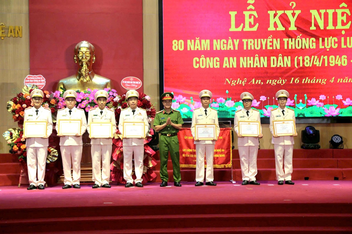 Trao Giấy khen của Giám đốc Công an tỉnh tặng 24 cá nhân có thành tích xuất sắc trong thực hiện phong trào thi đua đặc biệt chào mừng kỷ niệm 80 năm Ngày truyền thống lực lượng Tham mưu Công an nhân dân