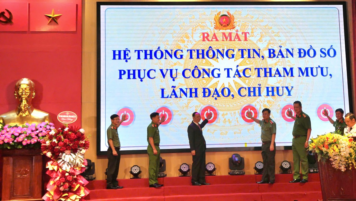 Đại biểu thực hiện nghi thức bấm nút ra mắt phần mềm “Hệ thống thông tin, bản đồ số phục vụ công tác tham mưu, lãnh đạo, chỉ huy”
