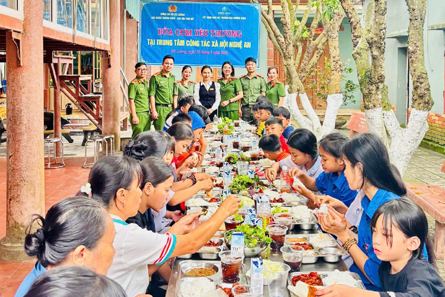 “Bữa cơm yêu thương” tại Trung tâm Công tác xã hội Nghệ An