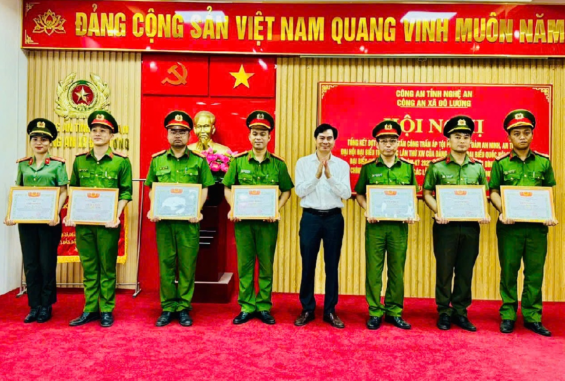 Trao Giấy khen tặng tập thể và cá nhân có thành tích xuất sắc