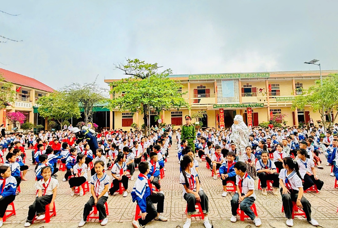 Buổi tuyên truyền thu hút đông đảo học sinh tham gia