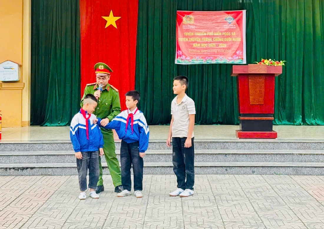 Học sinh giao lưu tại buổi tuyên truyền	