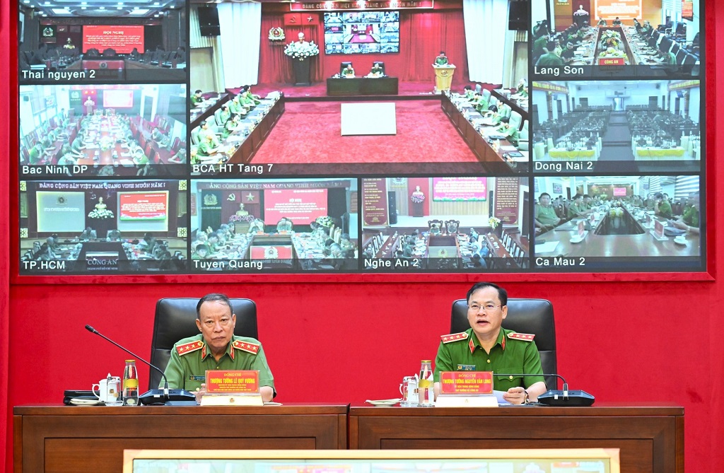 Các đồng chí: Thượng tướng Nguyễn Văn Long, Ủy viên Trung ương Đảng, Thứ trưởng Bộ Công an; Thượng tướng Lê Quý Vương, nguyên Ủy viên Trung ương Đảng, nguyên Thứ trưởng Bộ Công an, Chủ tịch Hội Cựu Công an nhân dân (CAND) Việt Nam. 