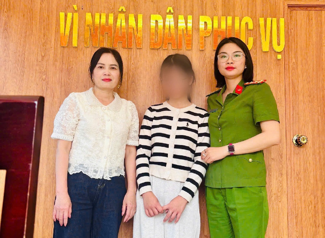 Công an xã Đô Lương bàn giao em N.H.B.T cho gia đình