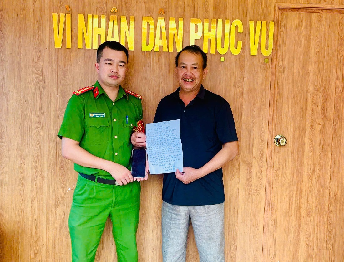 Công an xã Đô Lương trao trả tài sản cho anh Nguyễn Thanh Hiền