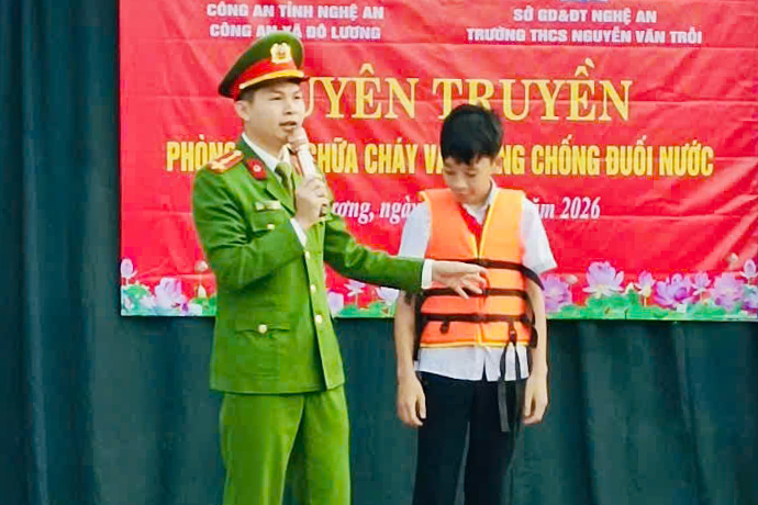 Công an xã phổ biến pháp luật và hướng dẫn  học sinh sử dụng một số thiết bị PCCC&CNCH