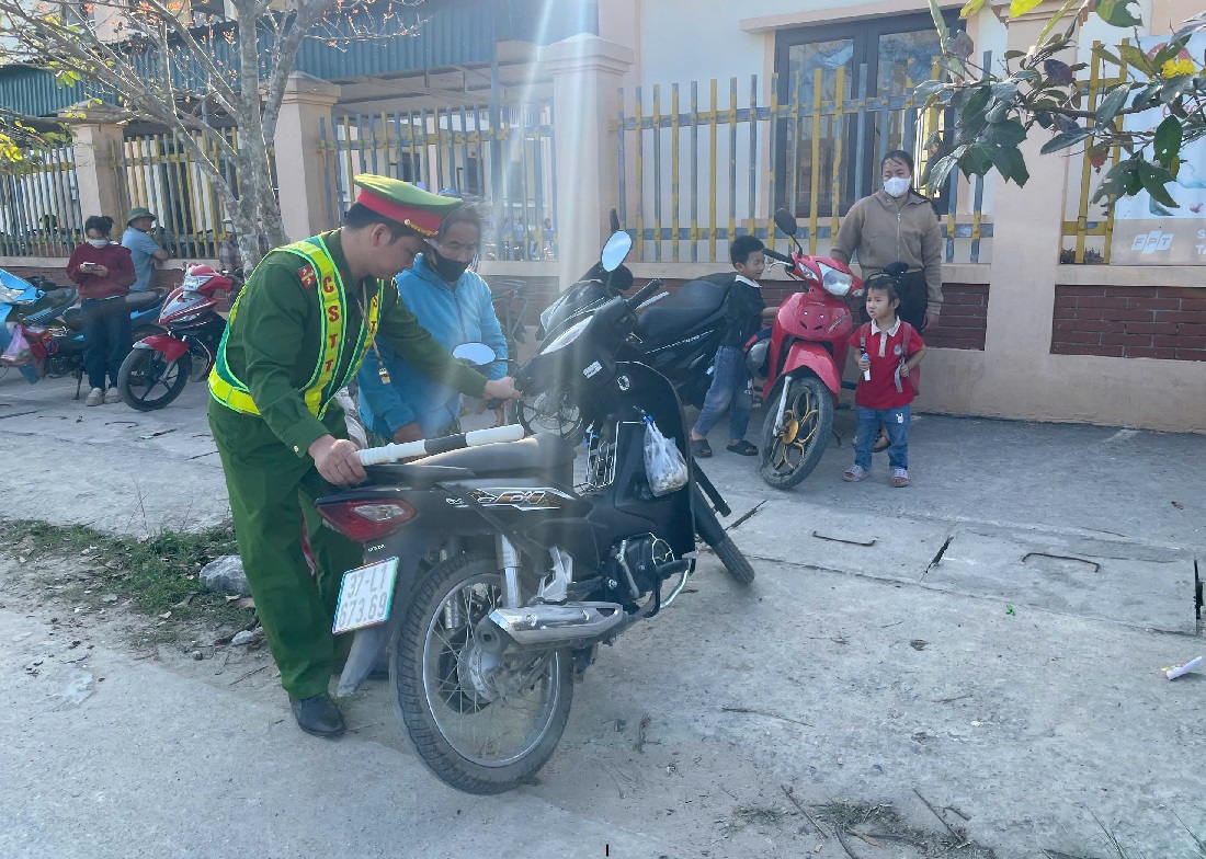 Công an phường hỗ trợ phụ huynh sắp xếp phương tiện đúng nơi quy định