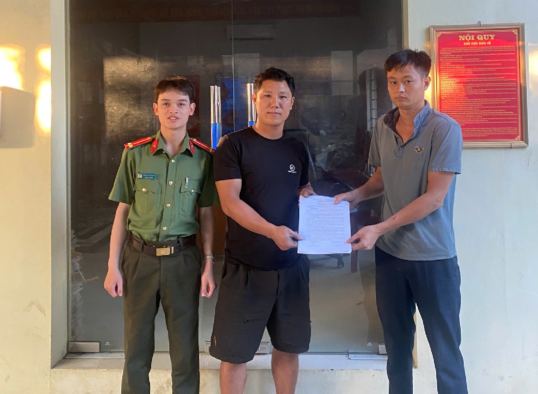 Dưới sự chứng kiến của Công an phường Hoàng Mai, anh P.V.T. làm thủ tục trao trả số tiền 30 triệu đồng cho anh L.V.N.