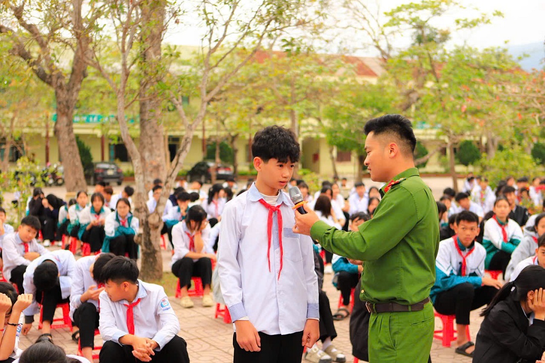 Học sinh hào hứng tham gia trả lời câu hỏi liên quan đến phòng, chống vi phạm về pháo