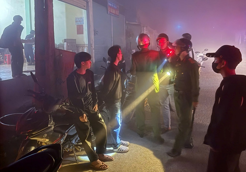 Công an xã Mường Lống tuần tra đêm, kiên quyết xử lý hành vi đua xe, nẹt pô