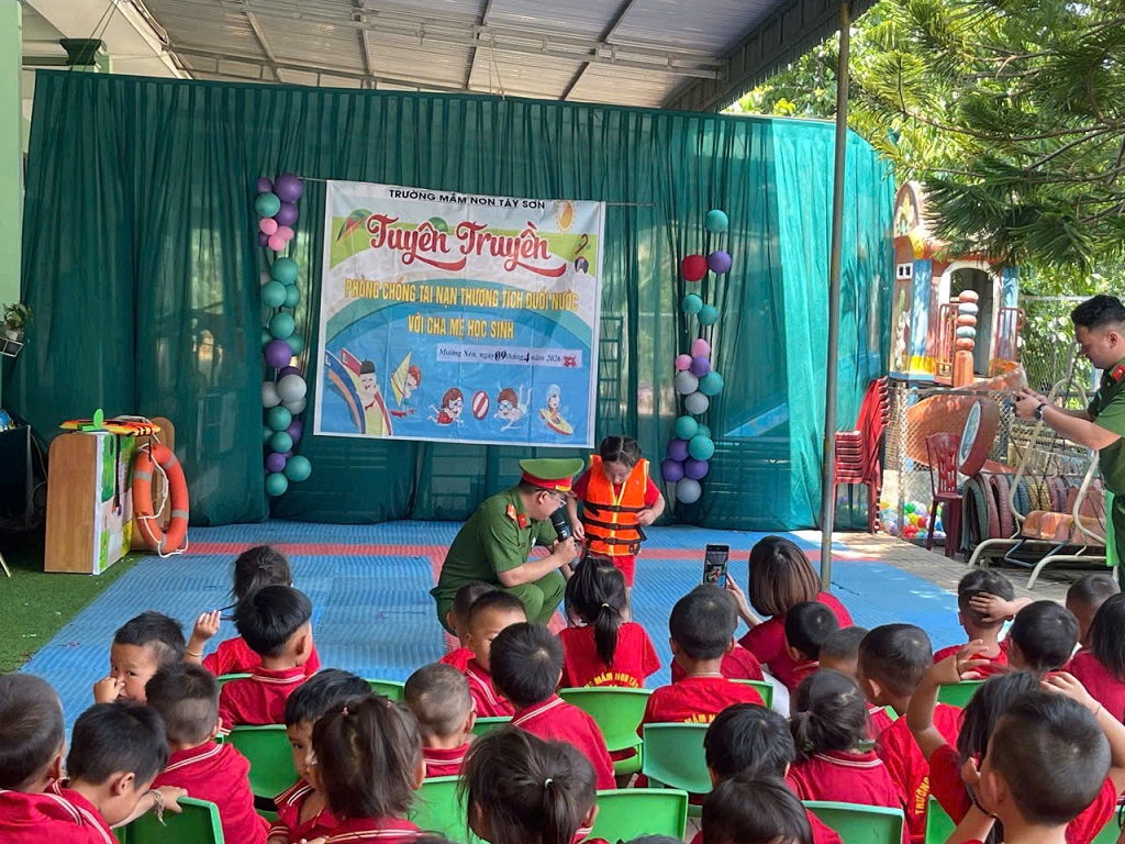 Công an xã Mường Xén tuyên truyền bằng hình thức trực quan, gần gũi, phù hợp với lứa tuổi mầm non, giúp trẻ dễ tiếp thu và ghi nhớ