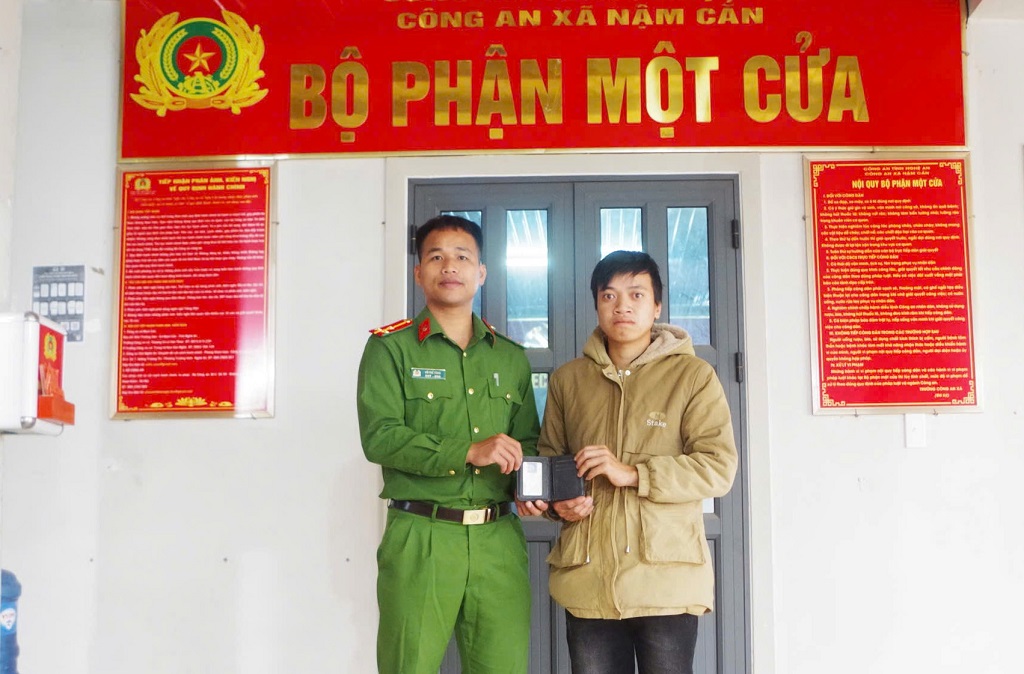 Công an xã Nậm Cắn trao trả tài sản cho anh Na