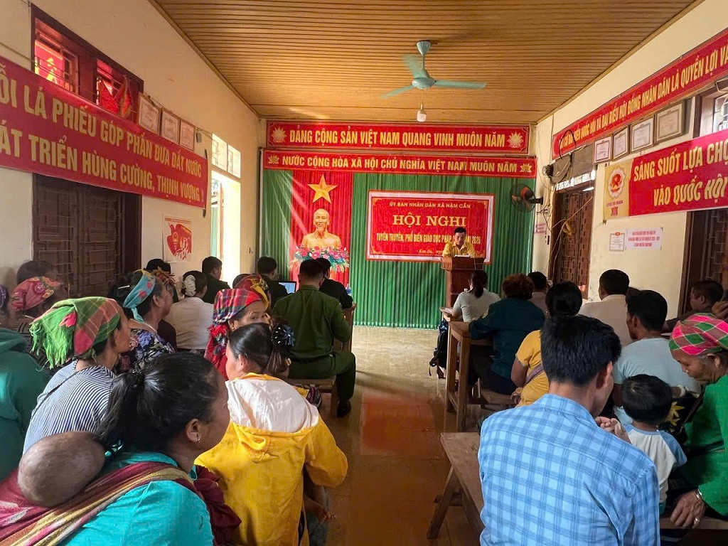  Công an xã Nậm Cắn tuyên truyền, vận động người dân tự nguyện giao nộp vũ khí, vật liệu nổ 