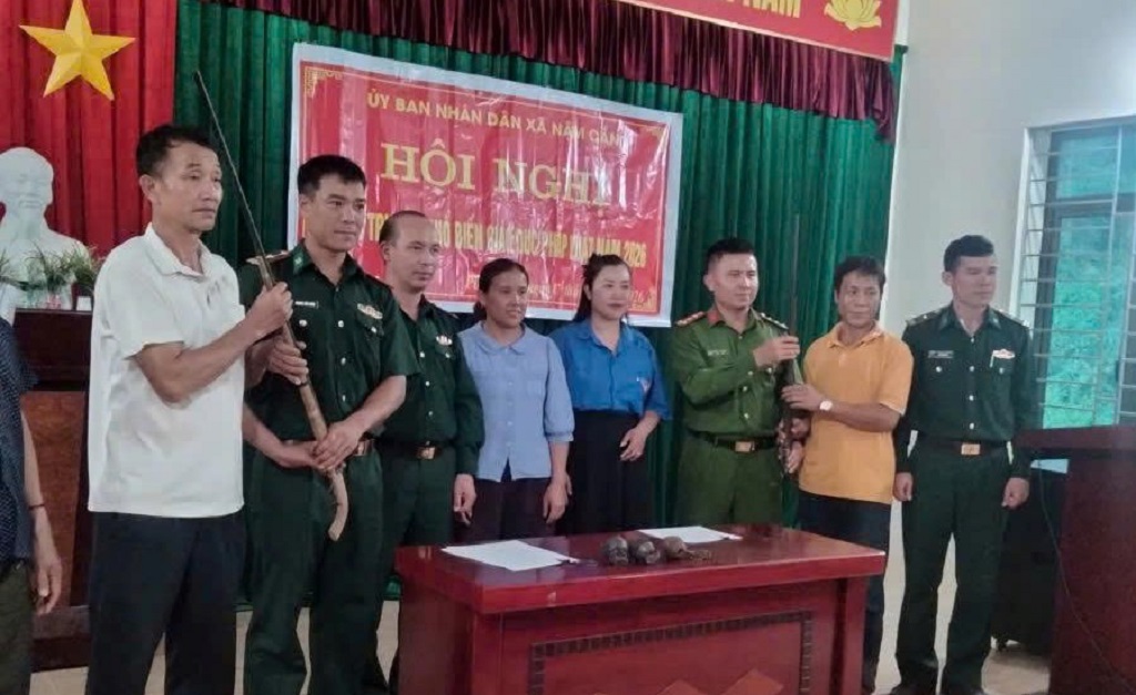  Người dân xã Nậm Cắn tự nguyện giao nộp súng tự chế cho Công an xã và Đồn Biên phòng Cửa khẩu quốc tế Nậm Cắn