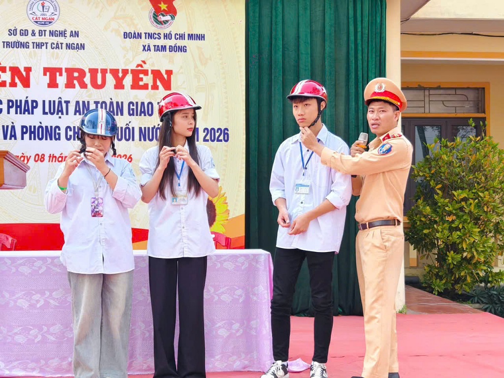 Công an xã Tam Đồng phối hợp với Đội Cảnh sát giao thông số 5 tuyên truyền với hình thức đa dạng, phong phú, giúp học sinh dễ hiểu, dễ nhớ   