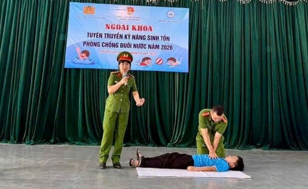 Công an phường Thành Vinh và Đoàn Thanh niên phường tuyên truyền với hình thức trực quan, sinh động, dễ hiểu, dễ nhớ