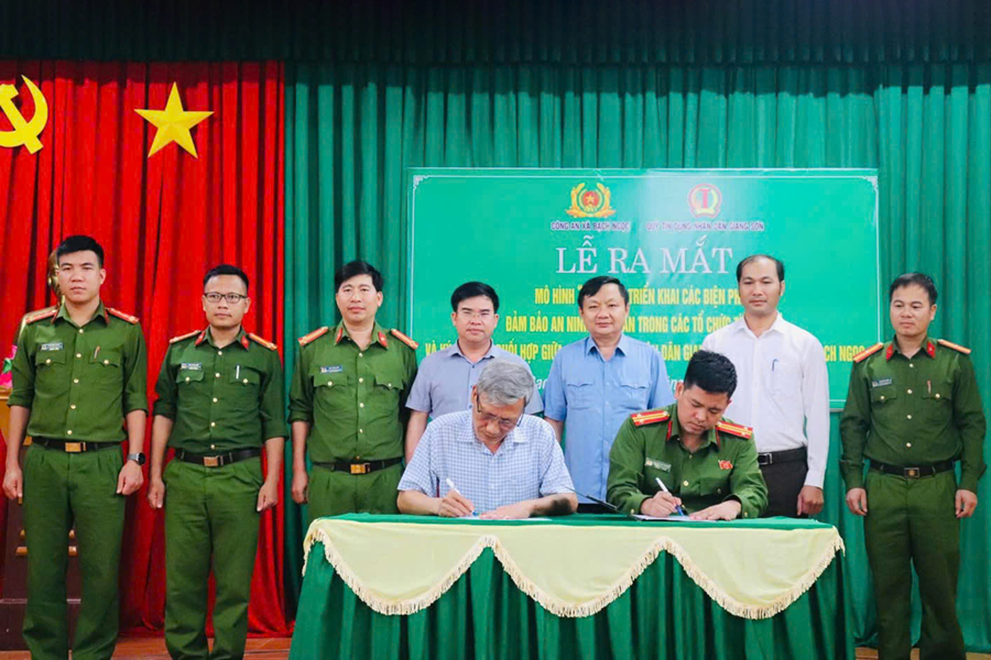 Công an xã Bạch Ngọc và Quỹ Tín dụng nhân dân Giang Sơn ký kết Quy chế phối hợp