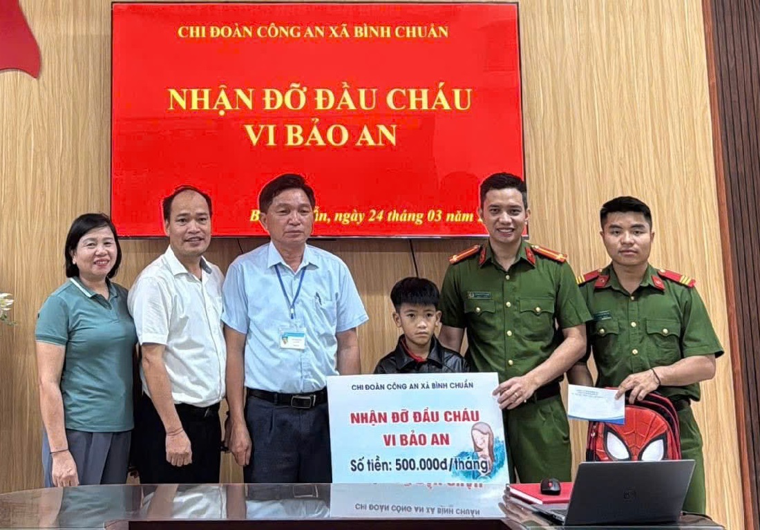 Công an xã Bình Chuẩn nhận đỡ đầu em Vi Bảo An